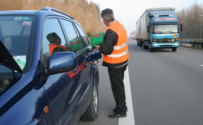Zweimal trockener Tank: Auto auf der Autobahn parkiert