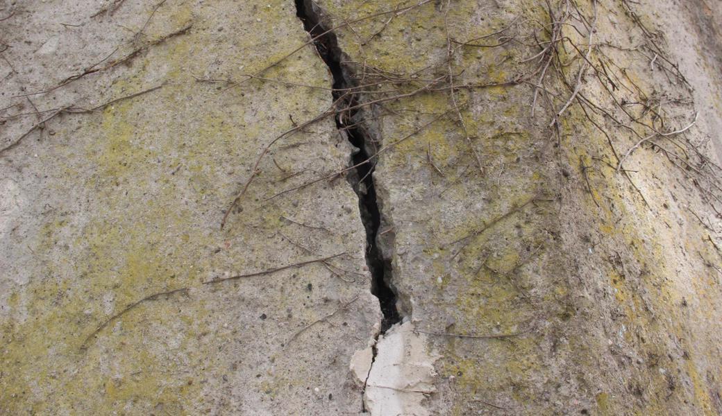 Dieser stattliche Riss, der sich über die ganze Länge der über drei Meter hohen Mauer erstreckt, befindet sich im Eck an der Rabengasse.