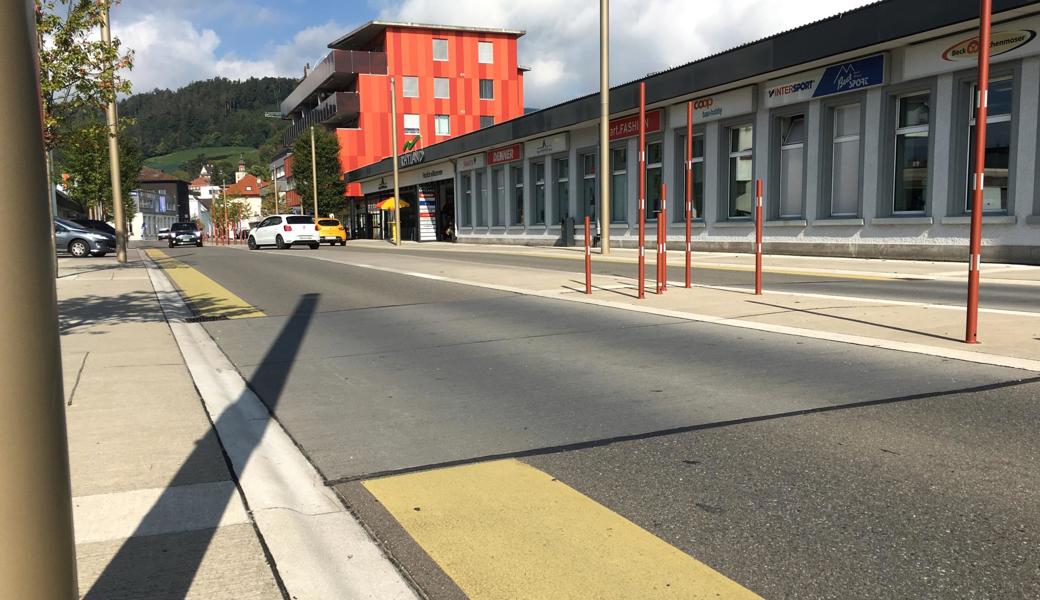 Die gelben Bänder am Strassenrand sind keine Velostreifen. Sie sollen die Fahrbahn optisch verengen.  