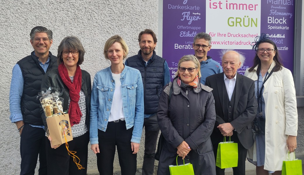 Die Victoriadruck-Inhaberinnen (2. und 3. v. l.) luden zur RMC-Besichtigung nach Balgach. (Foto: zVg)