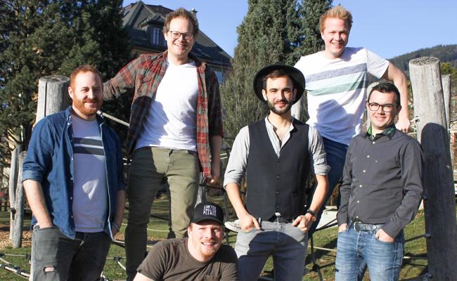 Fäaschtbänkler spielen an der Rhema für Familien und Jugendliche