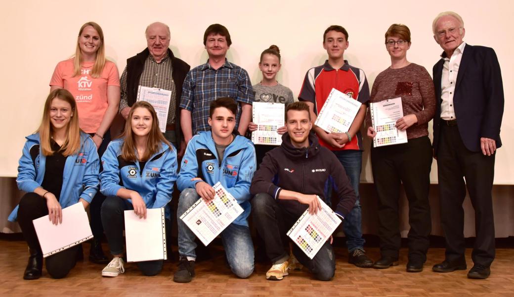 Die ausgezeichneten Altstätter Sportler: Hinten von links Lea Herrsche, Benno Büchel, Andreas Mosch, Jenny Mosch, Kyle Lüthi, Clairon-Spielerin Doris Eugster und Wolfgang Kessler vom Verkehrsverein Altstätten. Vorne von links Aylin Rudolph, Lena Bischofberger, Sandro Graf und Dominic Schmitter. Auf dem Bild fehlen Gian Luca Hidber und Raffael Wälter.