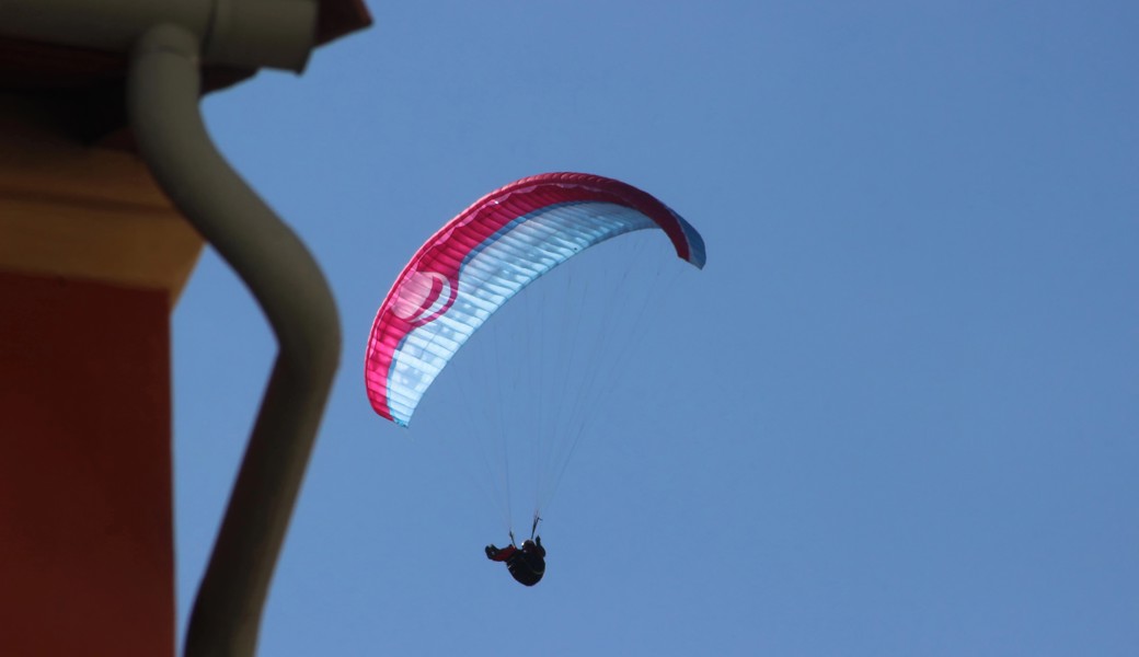 Der Gleitschirmflieger prallte in eine Hausfassade.