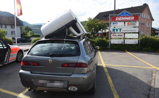 Auf der Autobahn Sofa verloren