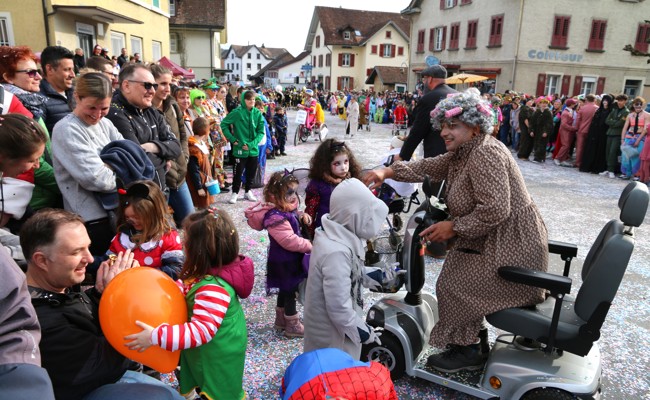 Guggenmusik, Maskenbälle, ein Umzug und ein Jubiläumsabend