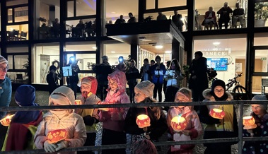 Kinder zogen mit leuchtenden Räben und Laternen durch das Dorf