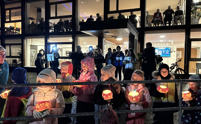 Kinder zogen mit leuchtenden Räben und Laternen durch das Dorf