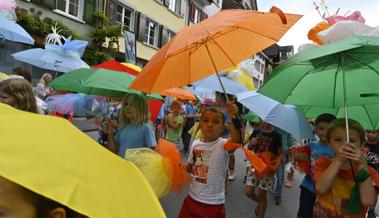 Video: Ein buntes Meer aus Schirmen
