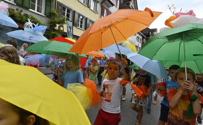 Video: Ein buntes Meer aus Schirmen
