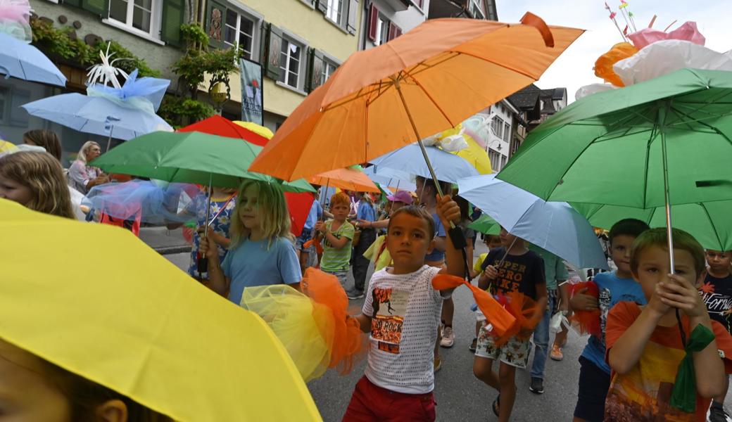 Die Farbenvielfalt musste genügen – beim Verzieren erwiesen sich die Schirme der Blumenkinder nämlich als überraschend widerspenstig.
