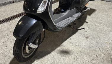 Rollerfahrer kommt im Kreisel zu Fall und verletzt sich