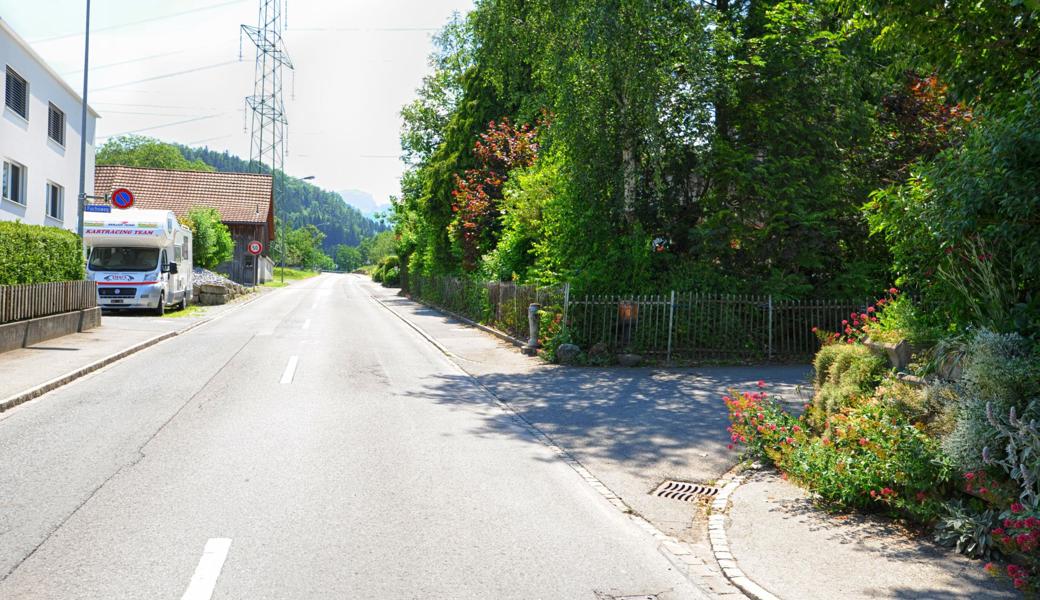 Das hier rechts von der Ringgasse ist keine Hauszufahrt, sondern eine gleichberechtigte Quartierstrasse. Es gilt Rechtsvortritt. Ein durchgezogenes Trottoir wird dies ändern.