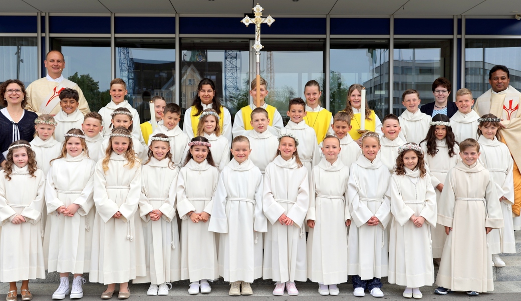 Diepoldsauer Erstkommunionkinder mit Seelsorgern und Religionslehrererinnen