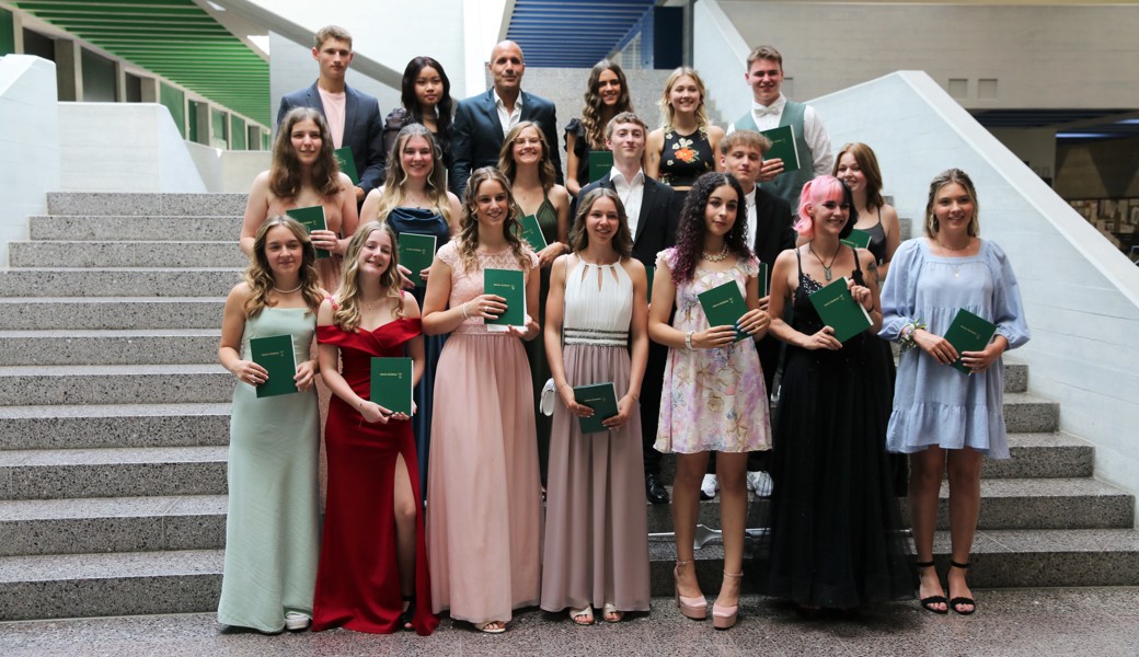Hinten v.l.n.r. Paus Lasse, Tran Zoe Yi, Langenegger Rainer (Klassenlehrer), Vatrella Lara, Ernst Zoe, Segmüller Sami Mitte v.l.n.r. Schüle Chantal, Breu Nadine, Keel Rea, Güntert Yannick, Kuljici Belmin, Deiss Jaël Vorne v.l.n.r. Federer Livia, Keller Samantha, Celentano Cristina, Benz Linda, Zäch Kyra, Lambert Denja, Dolder Miah Hinten v.l.n.r. Paus Lasse, Tran Zoe Yi, Langenegger Rainer (Klassenlehrer), Vatrella Lara, Ernst Zoe, Segmüller Sami Mitte v.l.n.r. Schüle Chantal, Breu Nadine, Keel Rea, Güntert Yannick, Kuljici Belmin, Deiss Jaël Vorne v.l.n.r. Federer Livia, Keller Samantha, Celentano Cristina, Benz Linda, Zäch Kyra, Lambert Denja, Dolder Miah