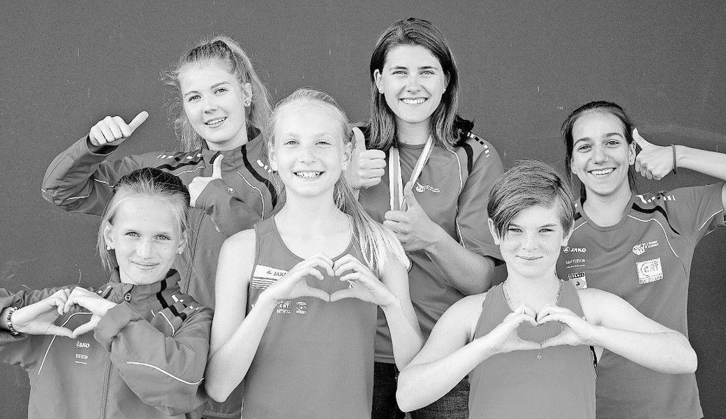 Die zweifache Medaillengewinnerin Eva Ulmann (hinten Mitte) vom STV Oberriet-Eichenwies zusammen mit ihren Vereinskolleginnen Andrea Saxer und Samira Bäniger (hinten) sowie Janina Gebs, Ida Louise Aurich und Nadine von Känel (vorne von links). 
