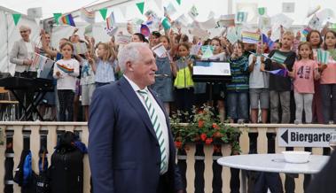 Empfang des höchsten St. Gallers: Walter Freund ist da, Kinder schwenken Fähnli