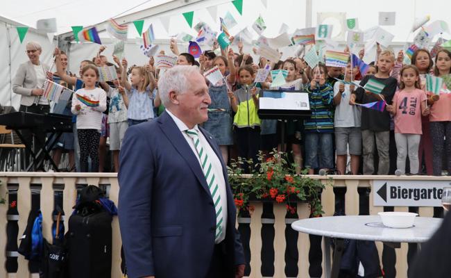 Empfang des höchsten St. Gallers: Walter Freund ist da, Kinder schwenken Fähnli