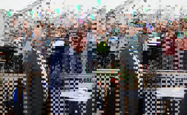 Empfang des höchsten St. Gallers: Walter Freund ist da, Kinder schwenken Fähnli