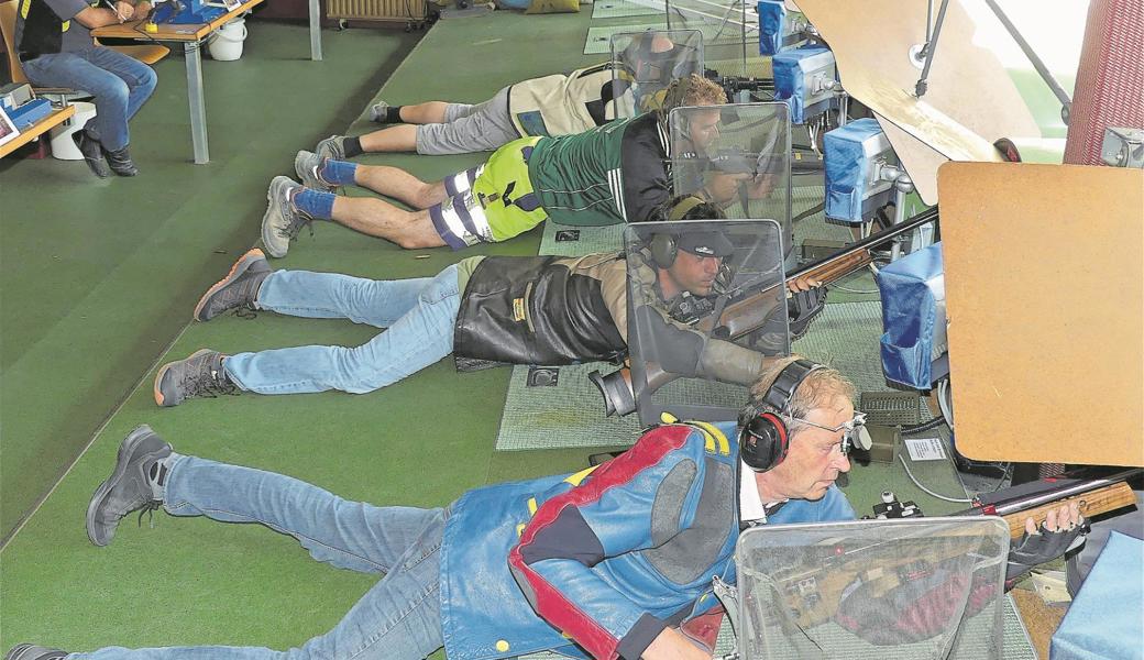 Über 300 Schützinnen und Schützen zielten im Bernecker Schiessstand auf 300 Meter entfernte Scheiben, 79 Schützinnen und Schützen auf eine Distanz von 50 Metern.