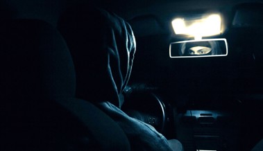 Einbrecher stehlen Fahrzeug, Geld und Wertsachen aus einer Autogarage