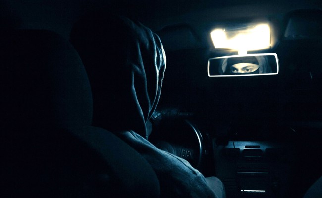 Einbrecher stehlen Fahrzeug, Geld und Wertsachen aus einer Autogarage