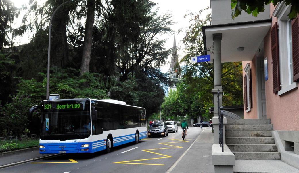 Autos sollen an haltenden Bussen vorbeifahren können: Bürgerliche Kantonsräte um den Altstätter Michael Schöbi wollen den Kanton verpflichten, für neue Haltestellen auf Kantonsstrassen Haltebuchten zu bauen, statt Fahrbahnhaltestellen zu markieren (wie hier eine auf einer Gemeindestrasse in Altstätten).
