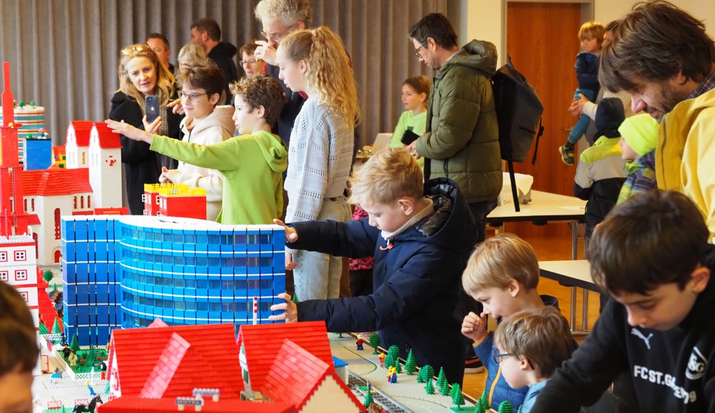 Stolz zeigen die Kinder ihren Eltern, was sie zum Bau der Stadt beigetragen haben. Bild: wi