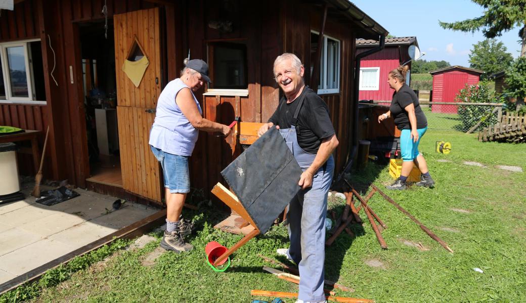 Der Abbruch begann: Familie Keller aus Altstätten trennt sich von ihrem Wochenend- und Ferienhöckli.