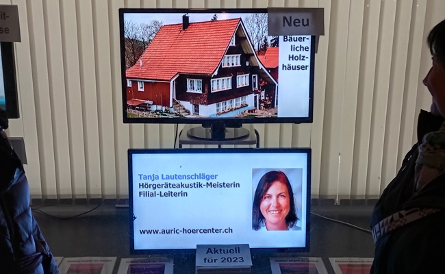 Schnappschüsse aus dem Dorf auf Monitoren