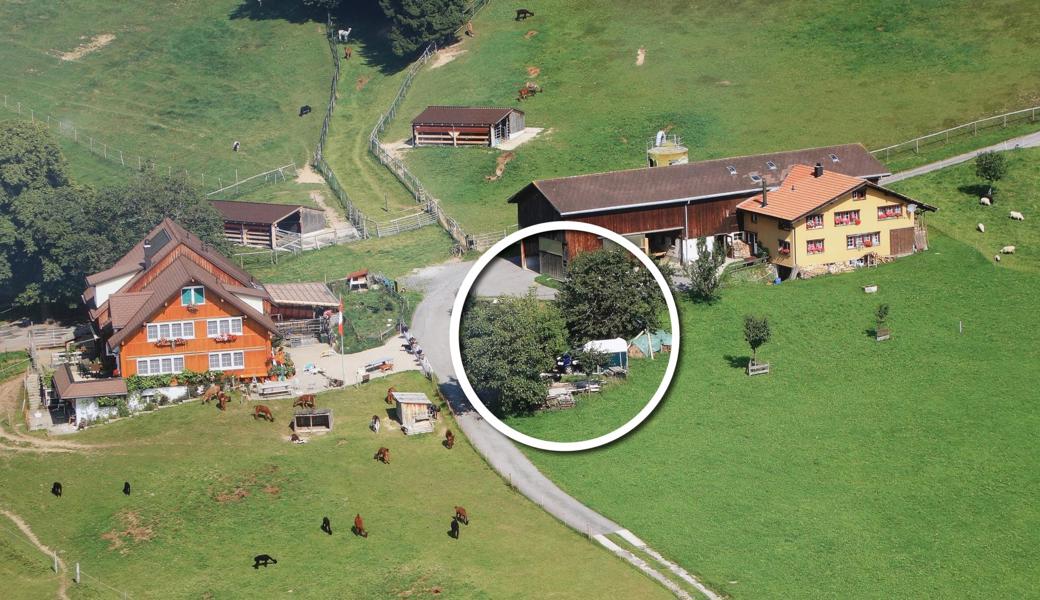 Im Büel zwischen Oberegg und Büriswilen. Links das ausparzellierte Wohnhaus, im Kreis der ursprüngliche Zustand. 