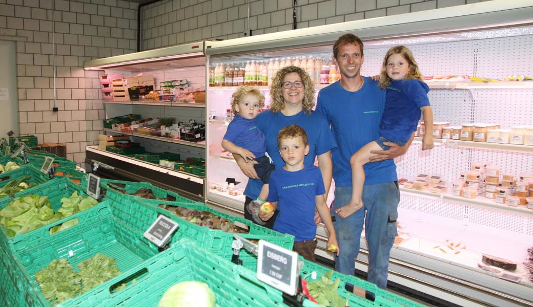 Familie Rohner, das sind Noel, Carina, Nando, Heinz und Nora (v. l.). Sie bieten in ihrem Lebensmittelgeschäft nebst dem grossen Gemüsesortiment alle Artikel für den täglichen Bedarf an.