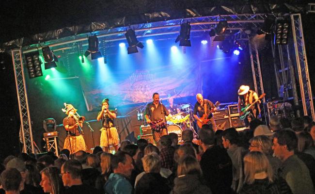 Bühnenspektakel und Feuerwerk: Das "Rock am Fels"-Video