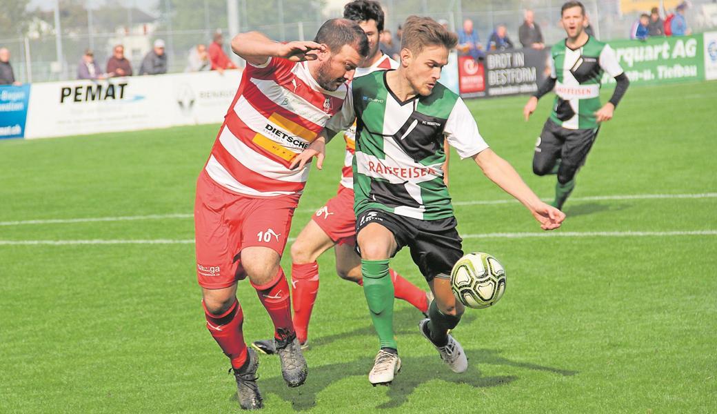 Montlingens Demirtas (links) und Rebsteins Nüesch im Zweikampf.