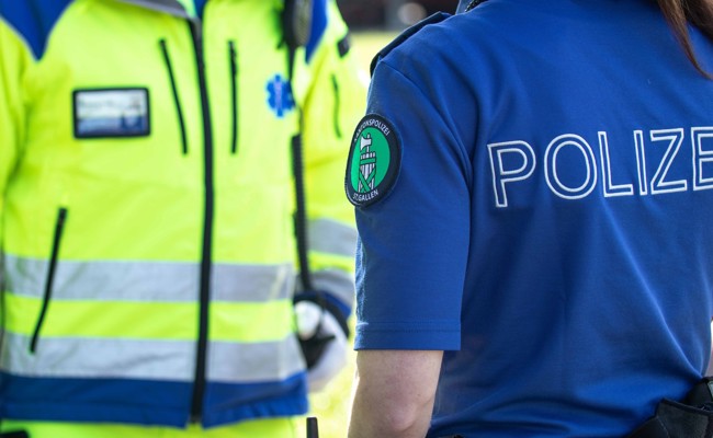 Mann fällt aus einer Wohnung in die Tiefe und verletzt sich eher schwer