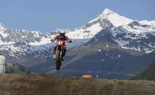 Supermoto in Ambri: Pascal Eugster fährt weit nach vorne, Simon Baumann verletzt sich bei Sturz
