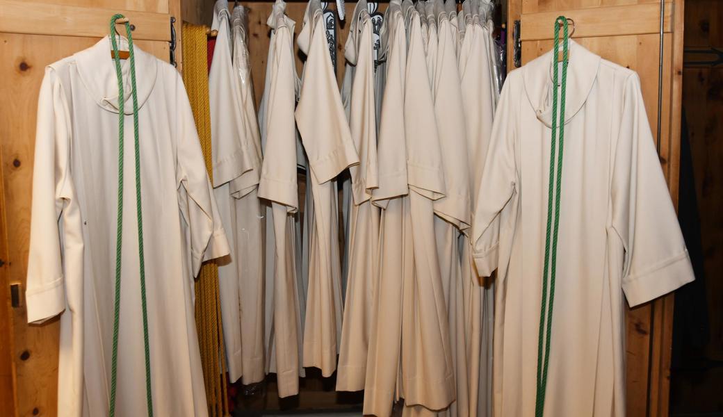 Inzwischen dürfen sich auch Mädchen in Ministrantengewändern kleiden.