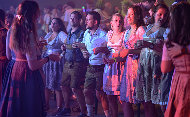 Dirndl, Lederhosen und Freibier für die Ohren: So wurde am Rheintaler Oktoberfest gefeiert