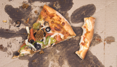 Käsereste, Fett und Salami: Warum Pizzakartons nicht in die Kartonsammlung gehören Käsereste, Fett und Salami: Warum Pizzakartons nicht in die Kartonsammlung gehören