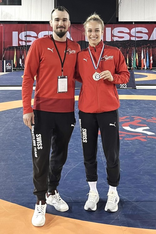 Annatina Lippuner freut sich mit ihrem Coach Gergely Gyurits über die in Südfrankreich erkämpfte Medaille. Annatina Lippuner freut sich mit ihrem Coach Gergely Gyurits über die in Südfrankreich erkämpfte Medaille.