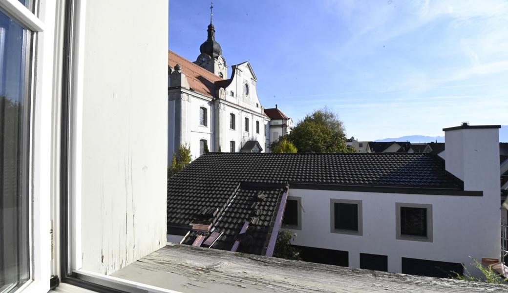 Aus einem der rückliegenden Zimmer sieht man zum Pfarrhaus und zur katholischen Kirche. Verständlich, hat sich die Kirchgemeinde vor ein paar Jahren mit Kräften gegen eine Umnutzung des Hotels zu einem Rotlicht-Etablissement gewehrt.
