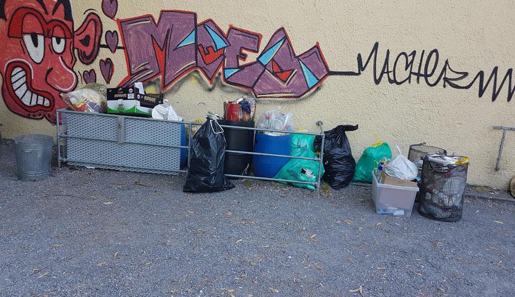 Müllberge beim Spielplatz Oberfahr. Müllberge beim Spielplatz Oberfahr.