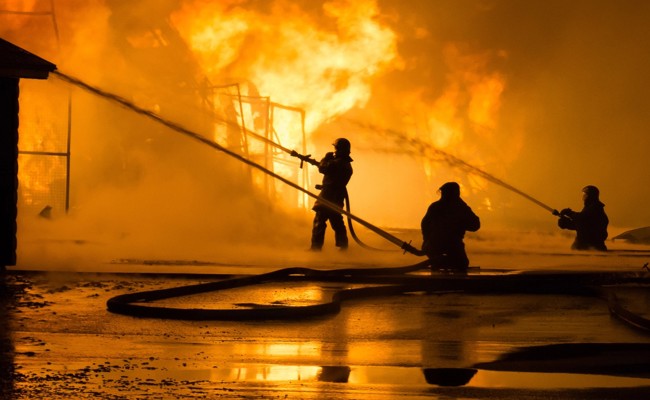 Grossbrand in Firmengebäude in Lustenau - Mehrere Bewohner aus der Nachbarschaft evakuiert
