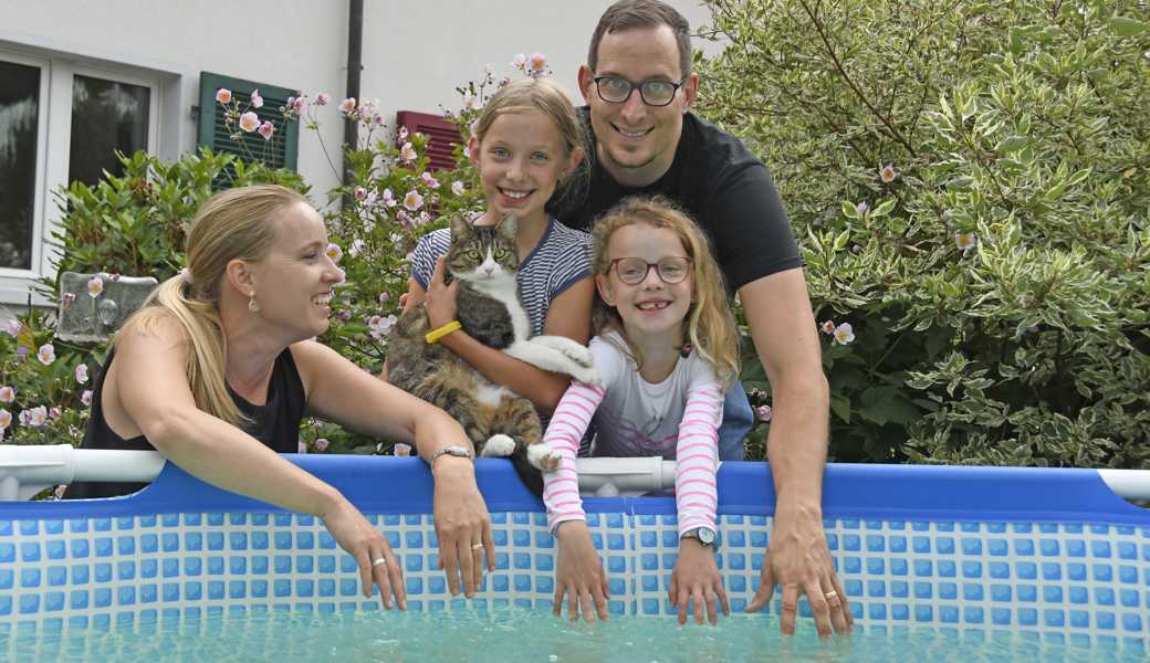 Das Leben von Familie Weber ist wieder schön: Der heute siebenjährigen Maria wurde im Alter von 15 Monaten eine Leber transplantiert. Ihre Schwester Simea (mit Kater Maurus) sowie die Eltern Renate und Gregor Weber standen die schwere Zeit mit ihr durch.  Das Leben von Familie Weber ist wieder schön: Der heute siebenjährigen Maria wurde im Alter von 15 Monaten eine Leber transplantiert. Ihre Schwester Simea (mit Kater Maurus) sowie die Eltern Renate und Gregor Weber standen die schwere Zeit mit ihr durch.