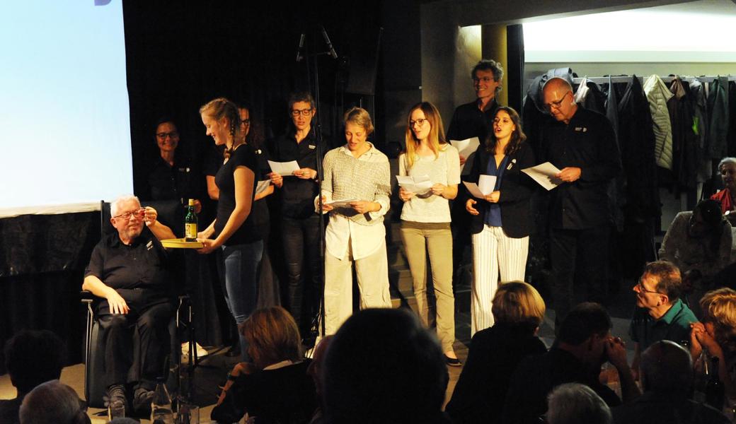 Ein Schnäpsli für den neuen Theaterpensionär Theo Frei. Der Vorstand gibt ihm zu Ehren ein Ständchen.
