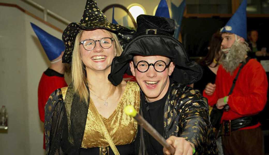 Auf der Rhii-Jooli-Party waren viele Hexen und Zauberer anwesend. 