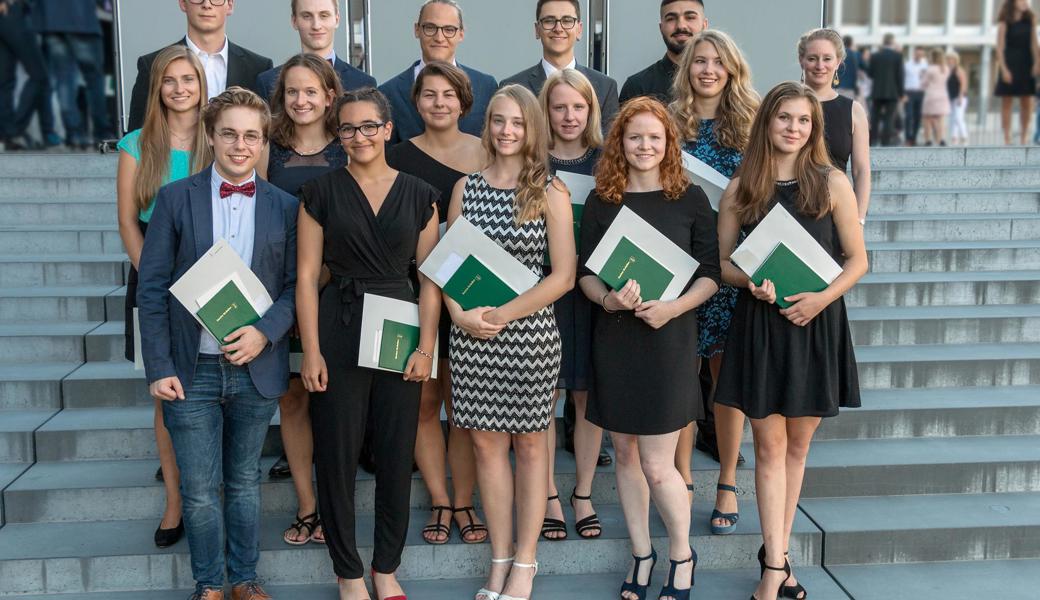 Klasse 4NaPa: Untere Reihe: João Patrick Lopes Müller, Sarah Mayer, Michelle Dietz, Medea Müller, Selina Büchler. Mittlere Reihe: Livia Papp, Tereza Plachá, Fabienne Seewer, Seraina Wurster, Sophia Broger, Klassenlehrerin Manuela Schiess. Obere Reihe: Leo Widmer, Chris Eggenberger, Jonas Hutter, Gian-Nico Frei, Munzur Can Yüce. 