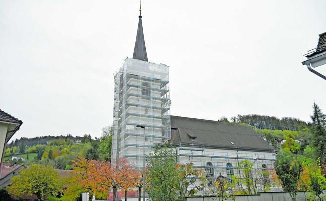 Das Gerüst um die Kirche ist bis Weihnachten weg