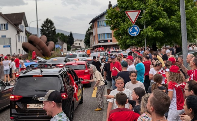 Am Auer Kreisel brachen alle Dämme - die Bilder nach dem Sieg der Schweizer Nati