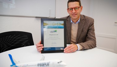 CEO der Fluggesellschaft People’s kontert harsche Kritik der Airportgegner