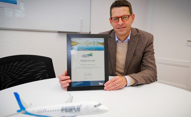 CEO der Fluggesellschaft People’s kontert harsche Kritik der Airportgegner